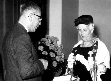 Mw. Meijer geridderd, 17 sept. 1960