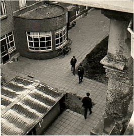 Oude Jongenshuis, binnenplaats vanuit dakgoot, 1966