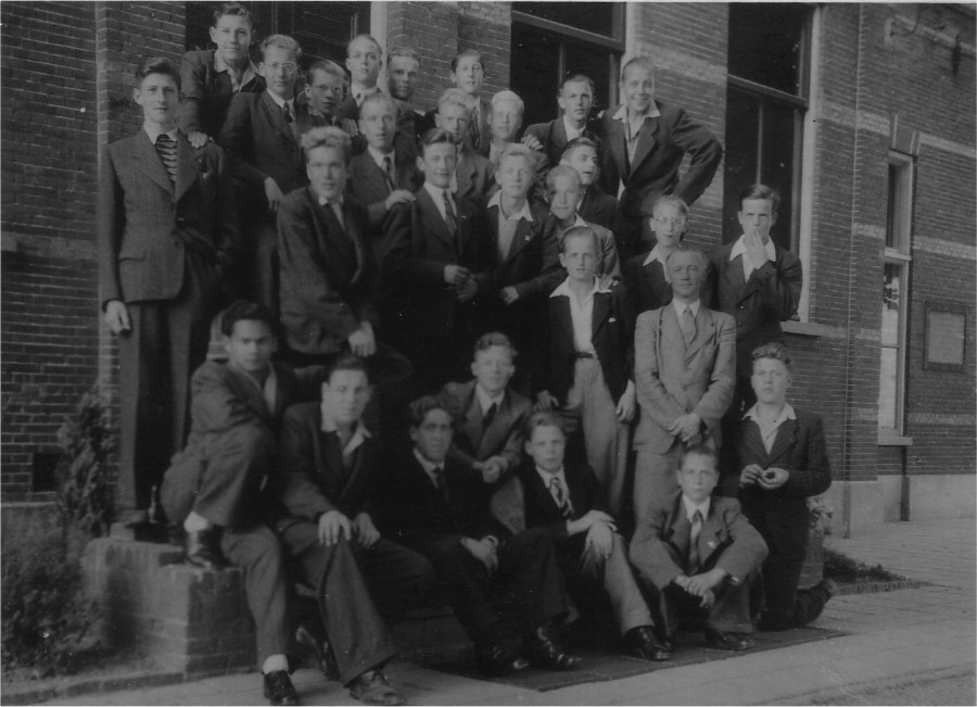 Afd grote werkjongens van Dhr. ter Scheggert met o.a. Lisa Soumekil, Simon de Waal, Wim en Wout van Schayk, J. van Helden, C. Bloemberg en P. van Gullik (†), 1946