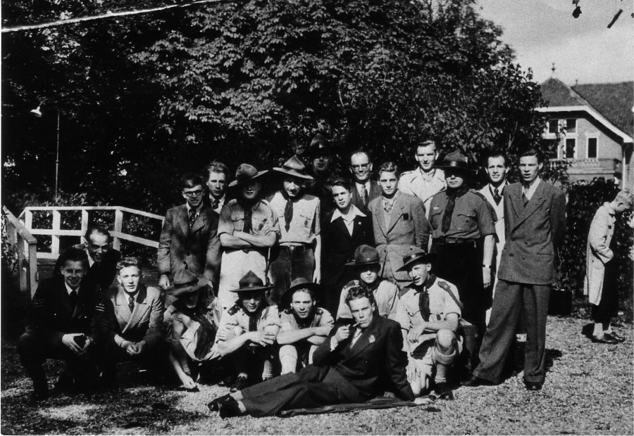 o.a. Dhr. Nijman, Cor Maarsen (met pijp), Arie van Helden, 1949