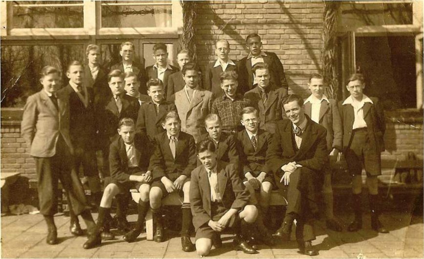 Werkende Jongeren: boven 2e van links Willem Kortman, zittend helemaal rechts Dhr. van Niers